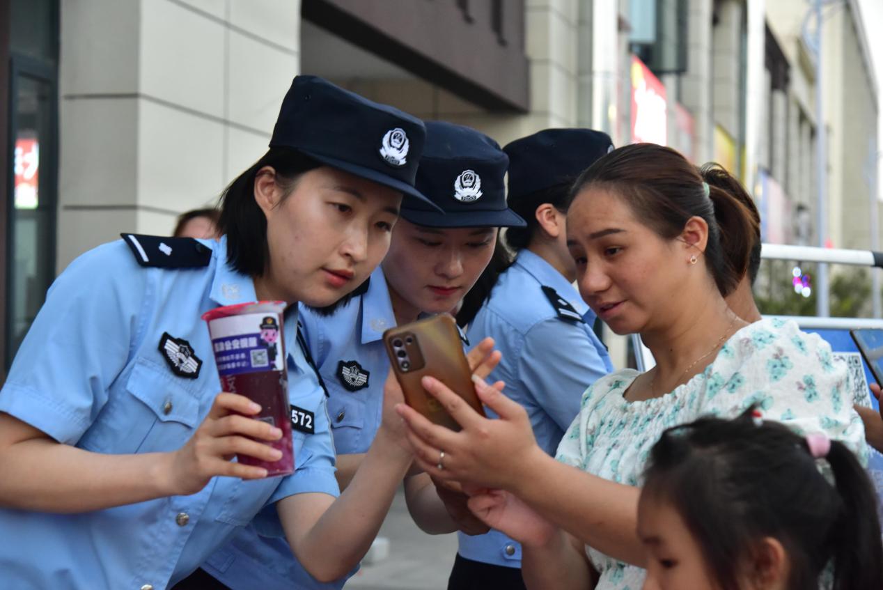 全民学反诈，民警送奶茶。当涂县公安局供图