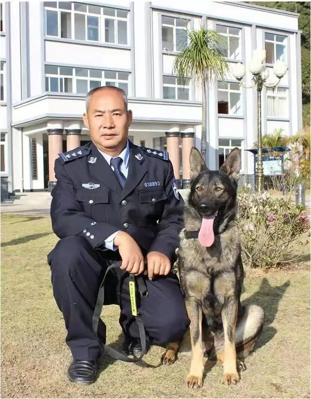 【4】“犬司令”李华和他训练的警犬。普洱市公安局供图