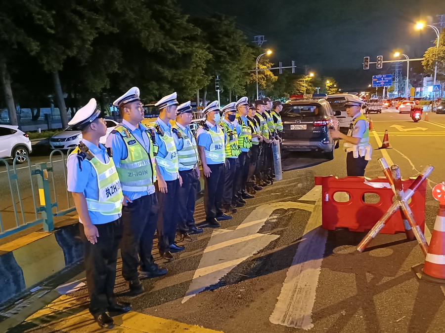 现场布置夜查酒醉驾工作。厦门市公安局交警支队供图