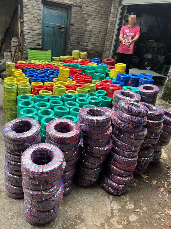 嫌疑人指认假冒品牌电线。重庆市公安局打假总队供图