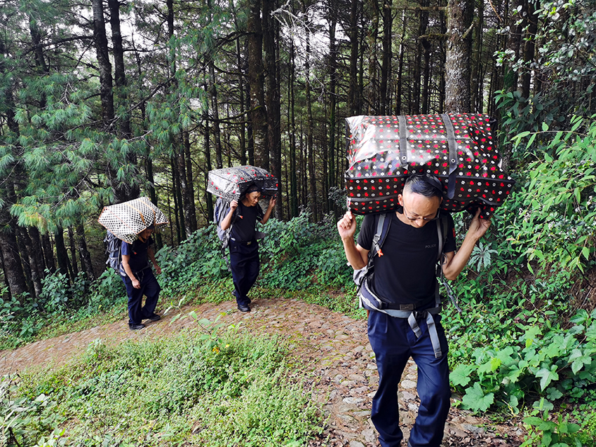 今年白露节气前后，民警再次进驻山林。南华县公安局供图