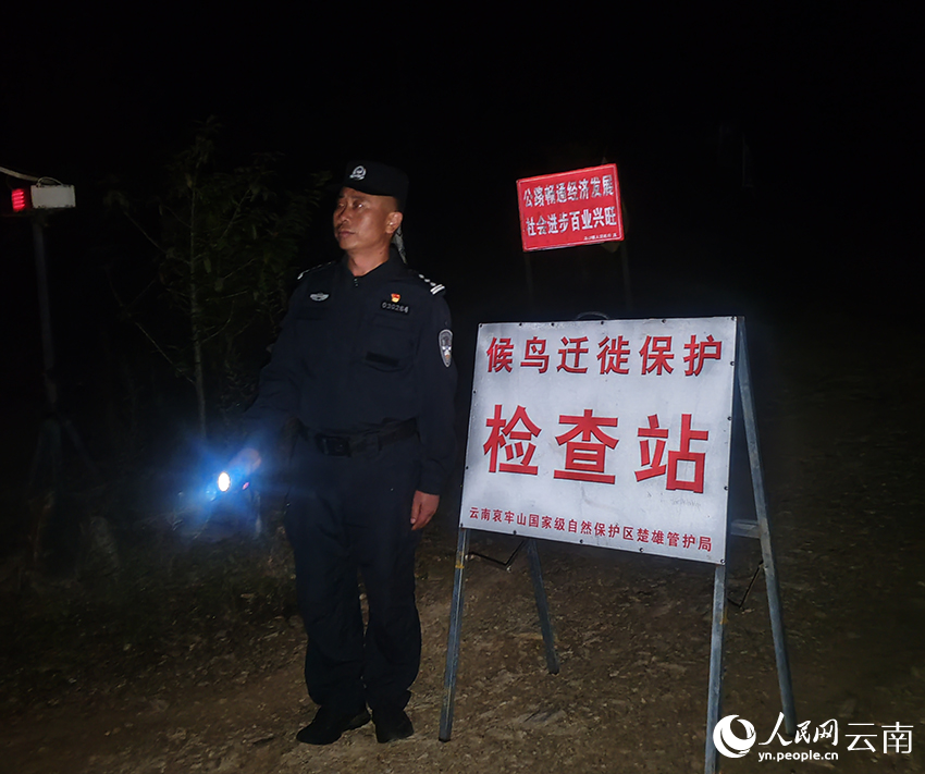 李乾高深夜值守卡点。人民网记者 程浩摄