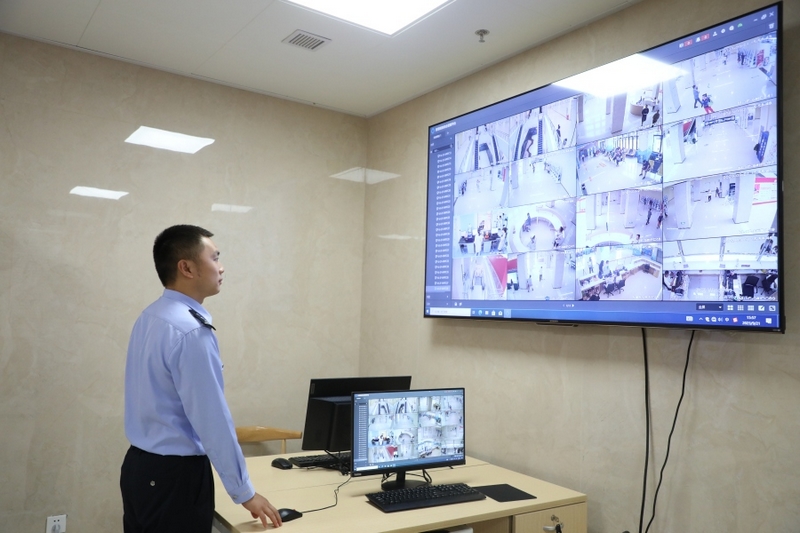 罗绘军查看医院监控。