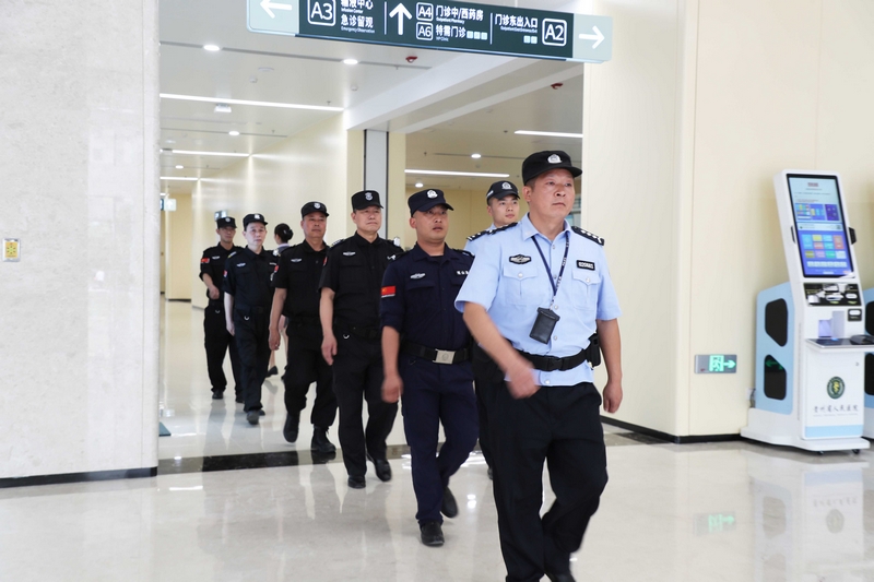 “院警”和医院保安人员日常巡逻。