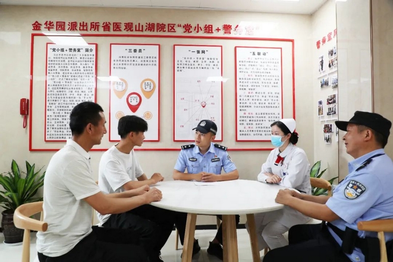 罗绘军（中）调解医患纠纷。