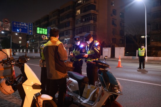 交警对各类交通违法行为展开设卡查处