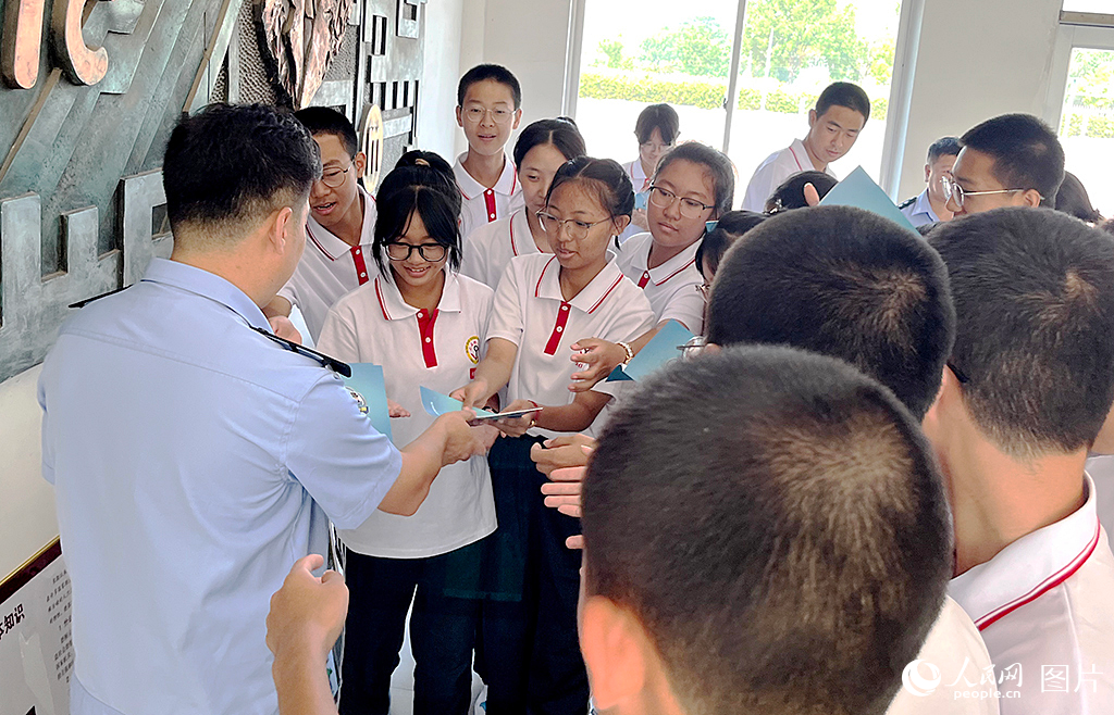 宣传民警向师生讲解禁毒、反诈、反恐、防溺水、交通安全知识。