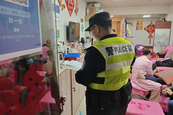 民警对相关营业场所进行安全检查