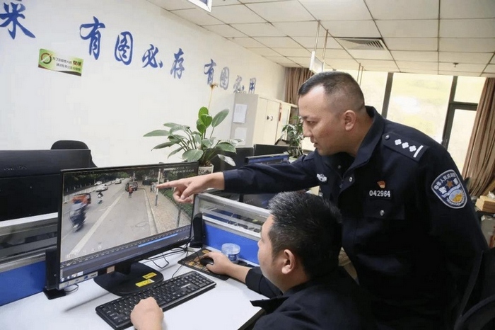 图片1.周贝（右一）和队友查看监控.jpg