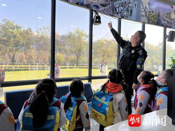 “童”警相约，“幼”见警察——小朋友进警务站体验警械装备