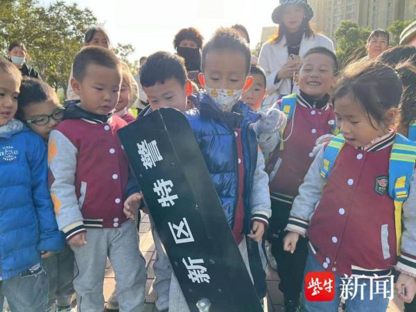 “童”警相约，“幼”见警察——小朋友进警务站体验警械装备