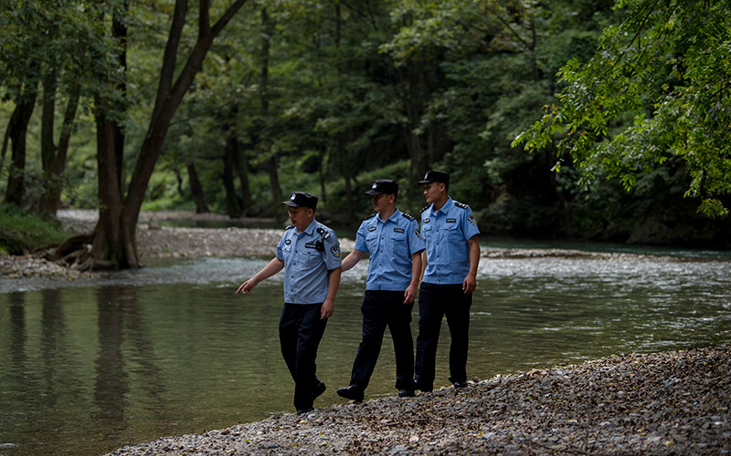 民警在赤水河沿岸巡逻。昭通公安供图
