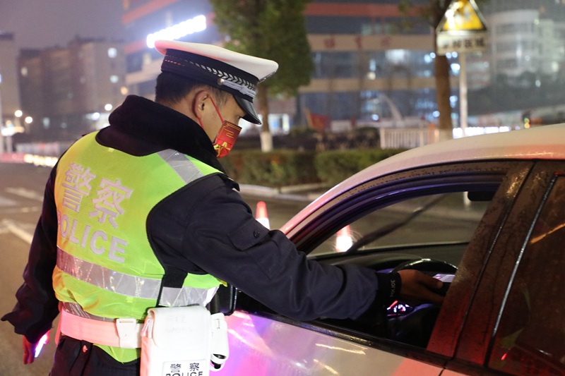 3、执勤人员开展车辆查缉。