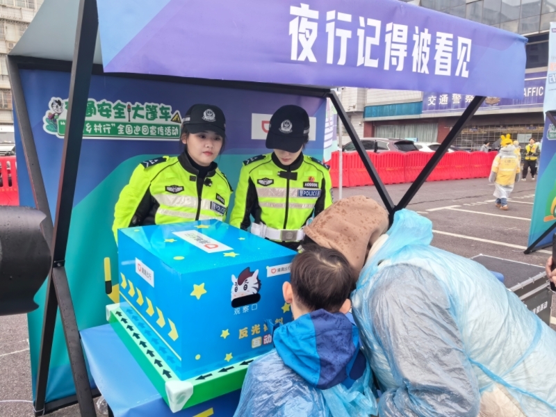 活动现场，大家踊跃参与体验。人民网 匡滢摄