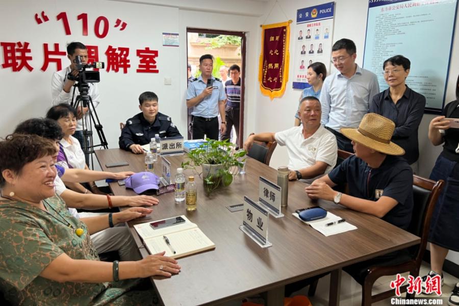 在城东派出所“110联片调解室”，业主们正讲述噪音调解故事。<a target='_blank' href='/' >中新网</a> 张钰惠 摄