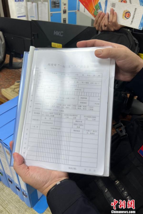 东海派出所民警朱德玉在展示便民背包里的物品。<a target='_blank' href='/' >中新网</a> 张钰惠 摄