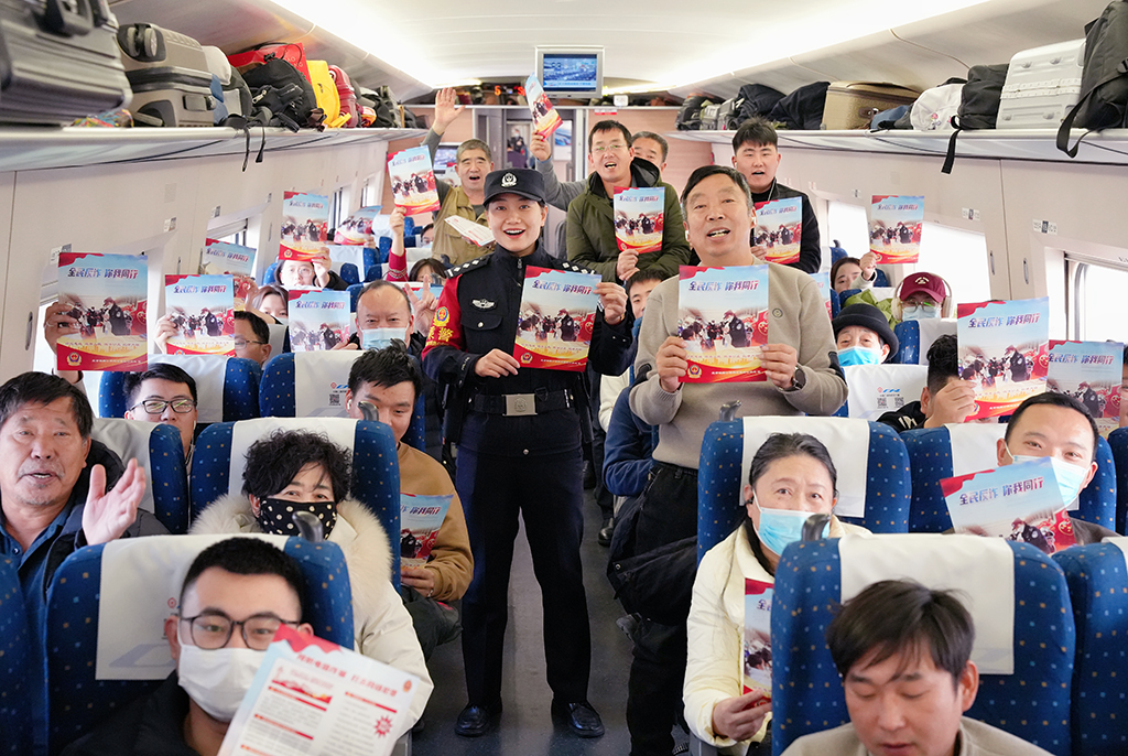 2023年12月30日，石家庄铁路公安处乘警支队开展元旦出行送上“安全大礼” 警民携手共建“平安列车”宣传活动。人民网记者 周博摄
