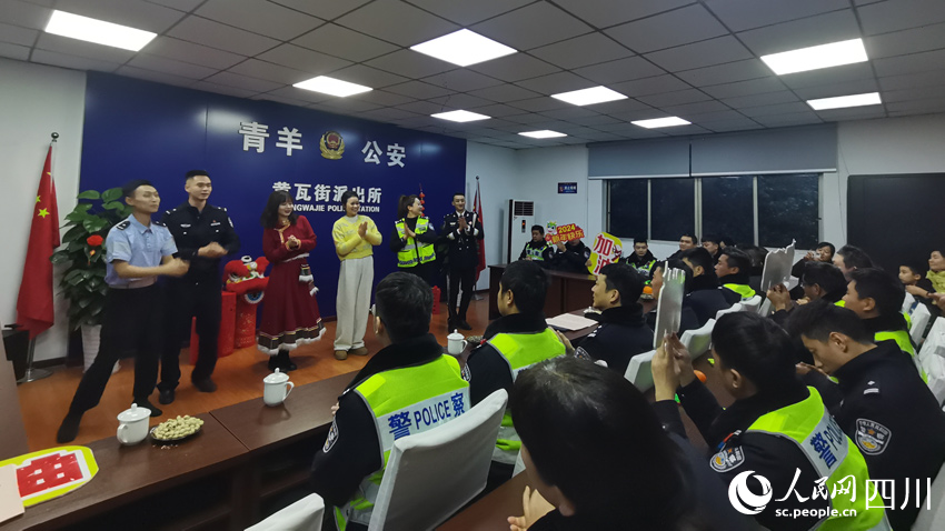 文化惠基层，歌声振警营。人民网记者 刘海天摄