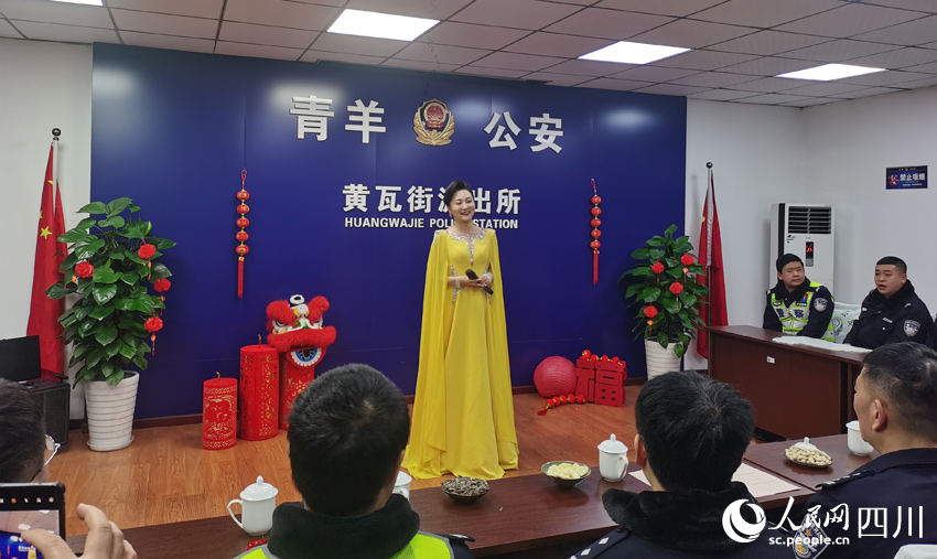 周薇薇老师进行歌唱。人民网记者 刘海天摄