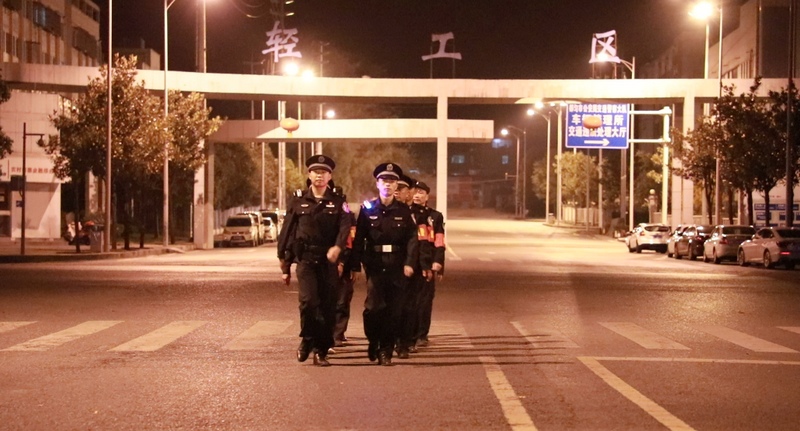都匀市公安局民警对工业区开展夜巡。文安宇摄
