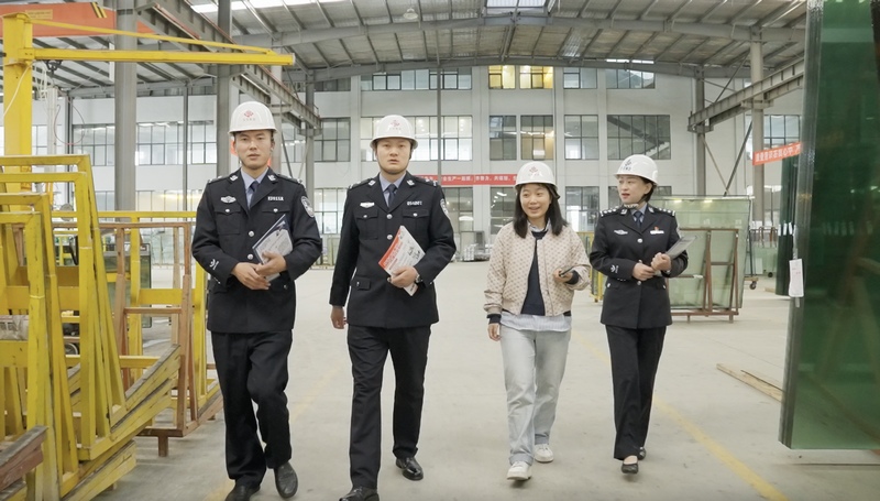 六盘水市公安局民警到门窗装饰公司开展开展防范经济类违法犯罪宣传。丁景涛摄