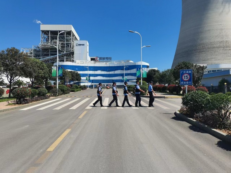 普安青山所民警到中电（普安）发电有限责任公司巡逻。 卢璇摄