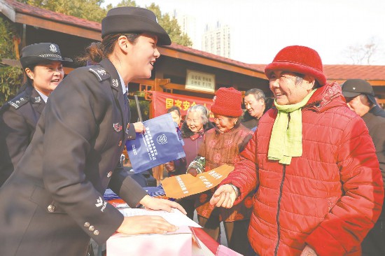 1月9日，合肥市公安局滨湖派出所民警和市民互动，开展反诈知识问答等活动。记者 范柏文 摄