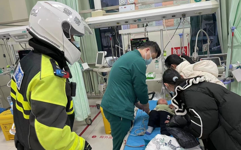 护送群众就医。武汉交警供图