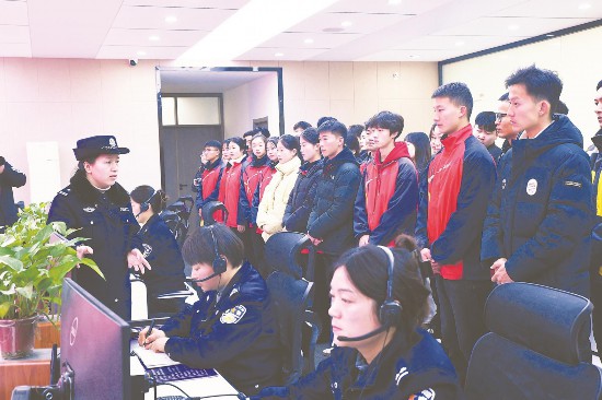 1月5日，砀山县学生团员代表和社会杰出青年代表走进县公安局，零距离了解公安工作。通讯员 张广星 樊文潇 摄
