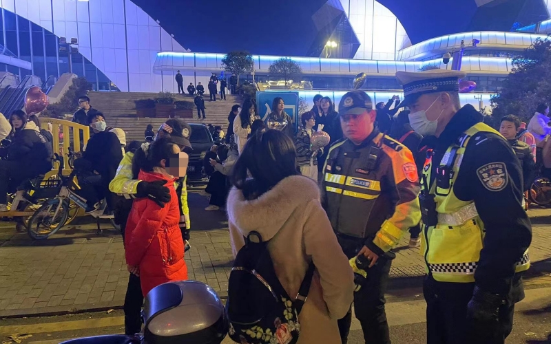 把迷路的孩子送到家长身边。武汉交警供图