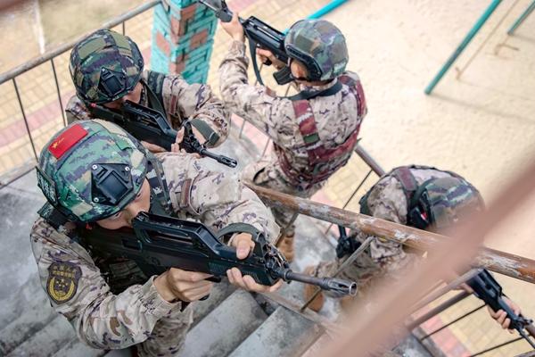 武警官兵在楼梯处交替掩护搜索前进