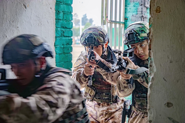 武警官兵在队友的掩护下快速突入