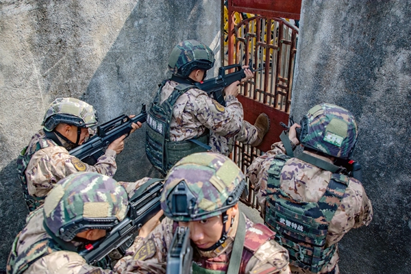 武警官兵在队友的掩护下快速突入