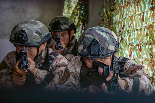 武警官兵在房屋内交替掩护搜索前进