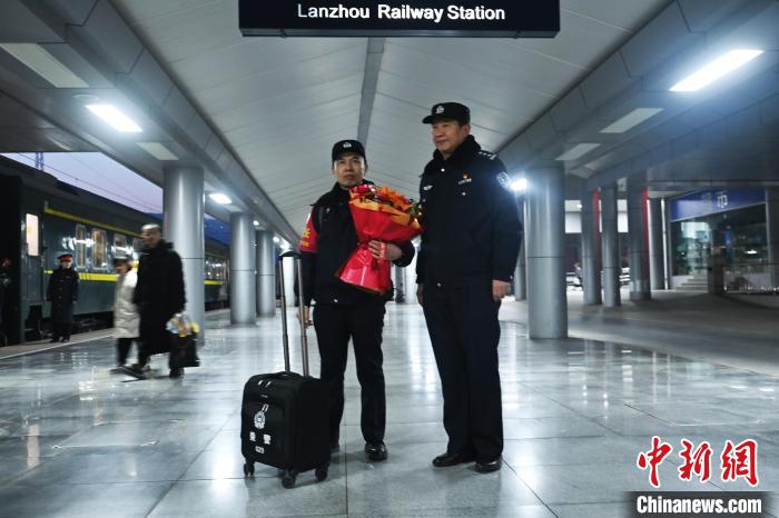 （新春走基层）老乘警最后的春运：26载“列车情缘”见证时代变迁