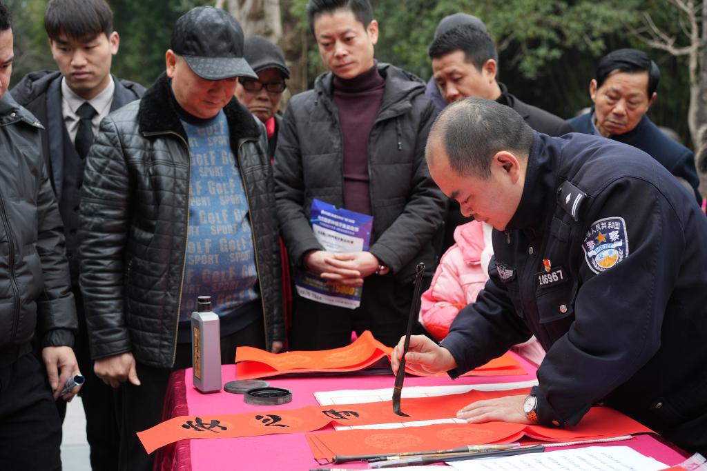 民警为市民送上“平安春联”。警方供图