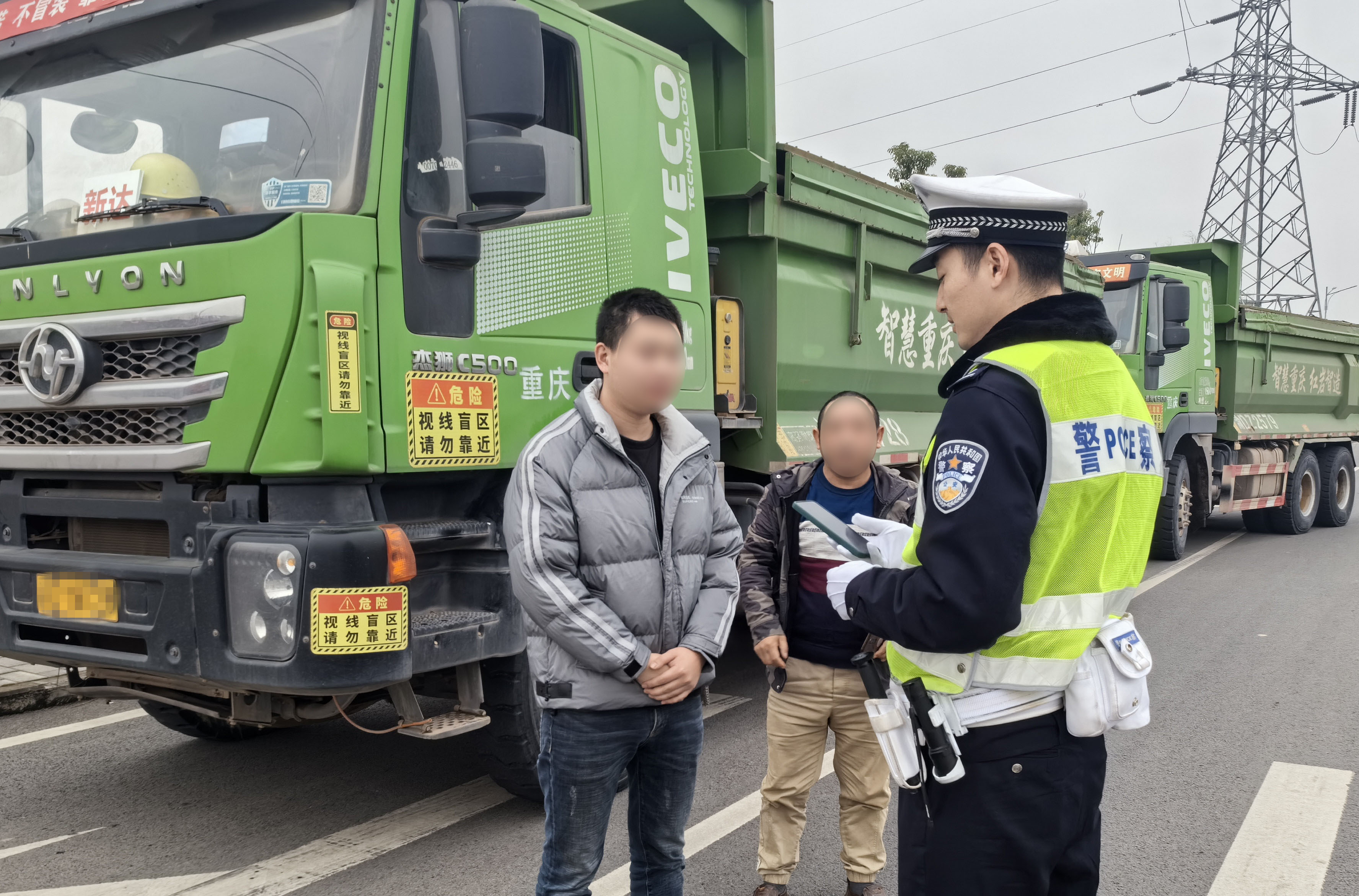 1在曾家大道开展重点车辆违法整治
