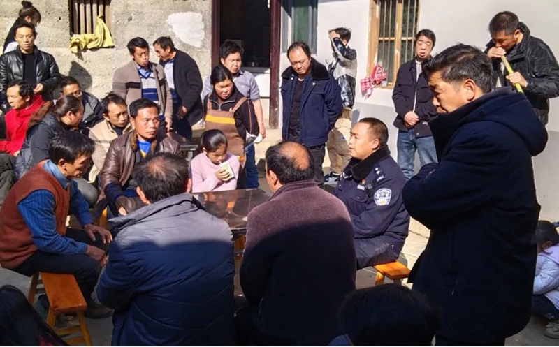 春节期间，昭通公安开展院坝会等进行普法宣传。受访者供图