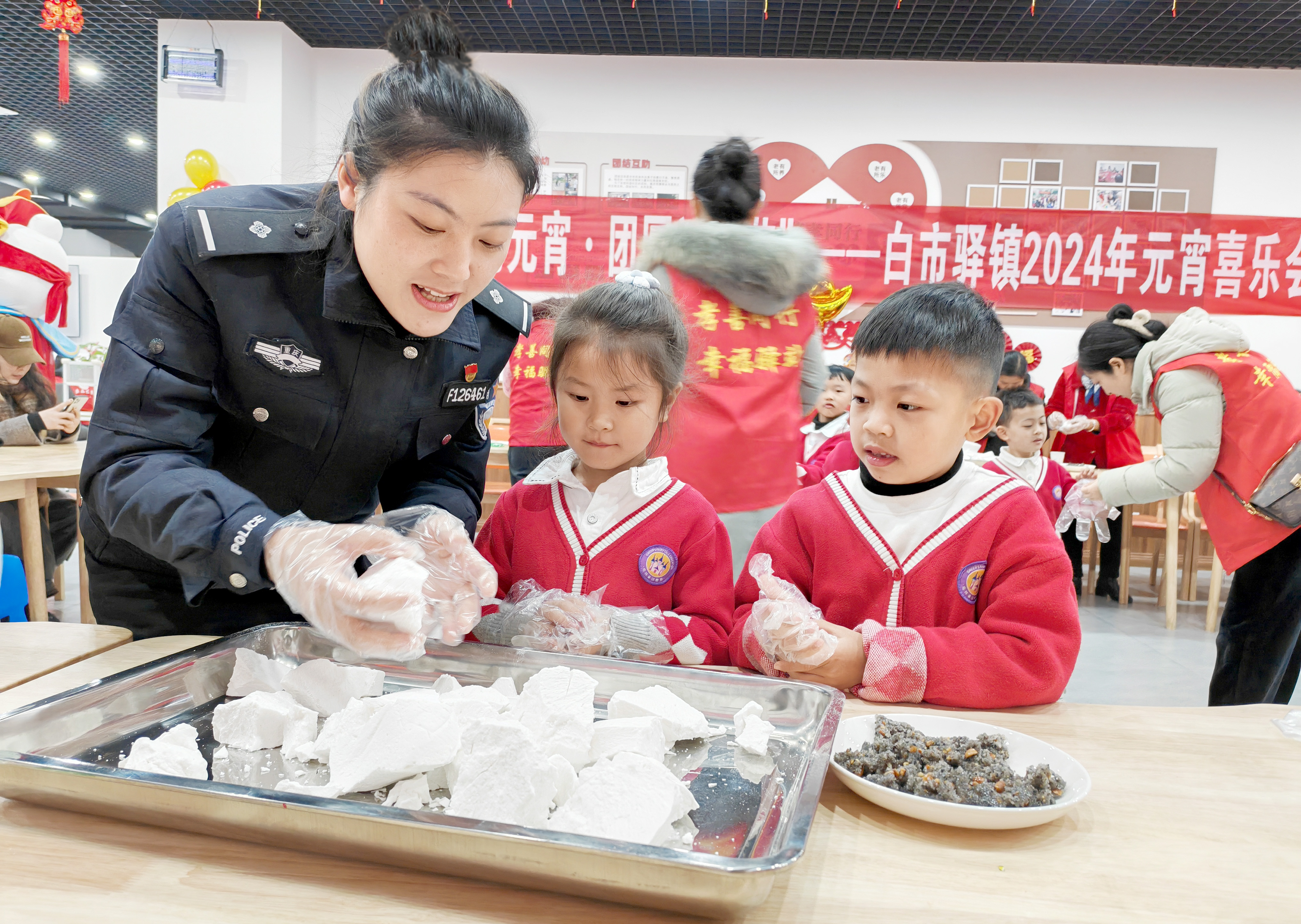 和孩子们一起包汤圆