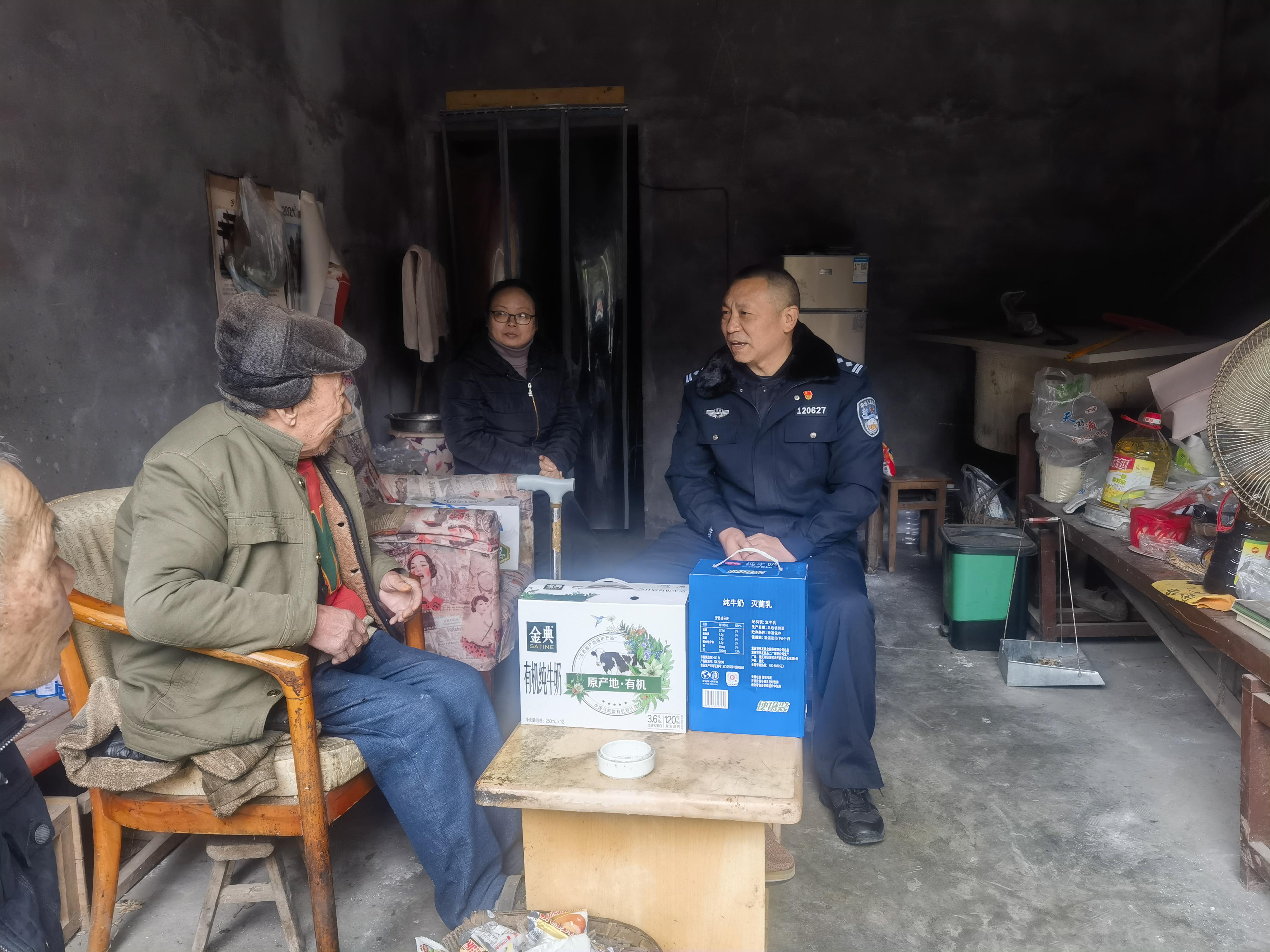 教导员张传军与杨爷爷唠家常