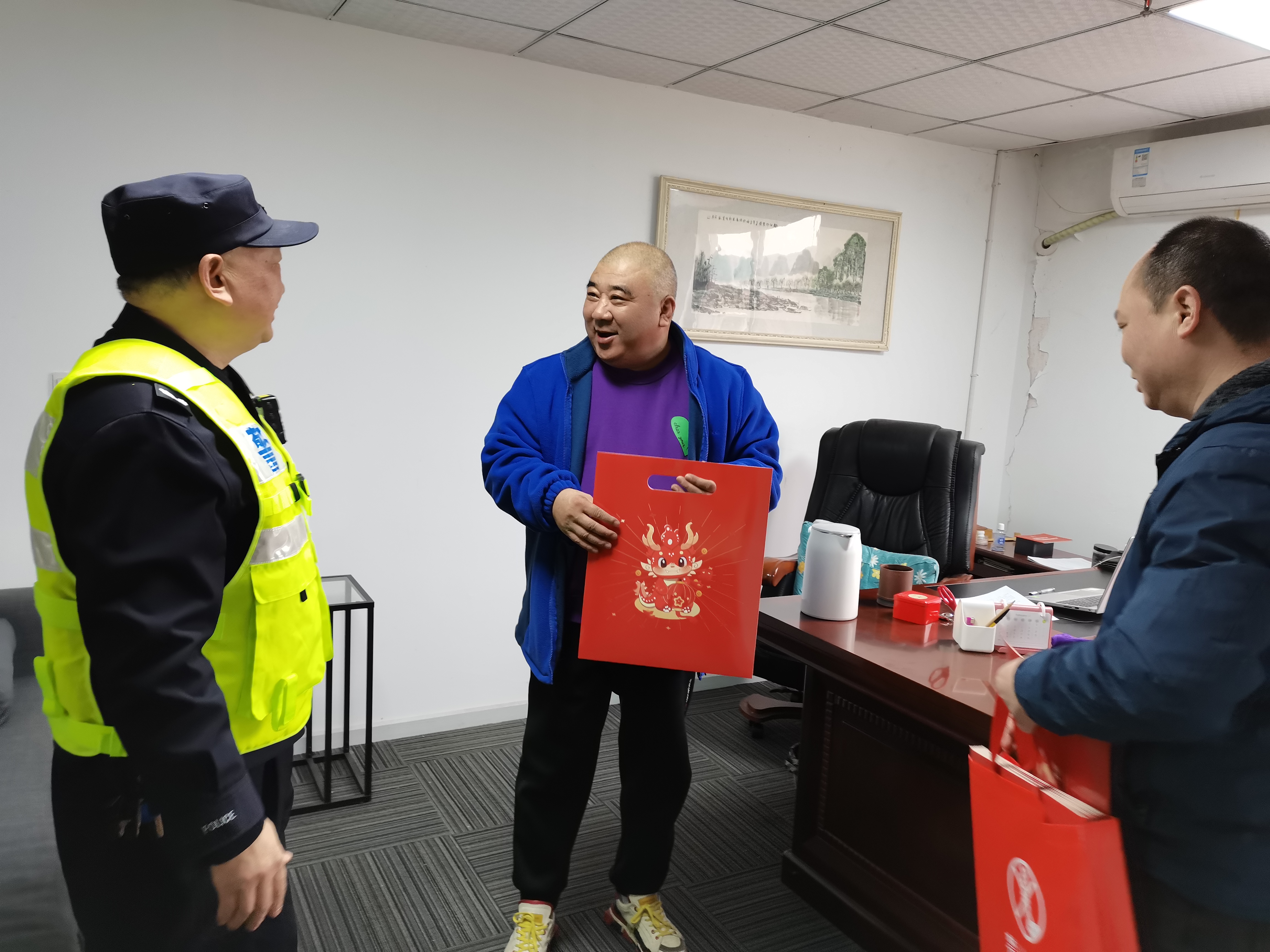 民警为辖区企业送去节日问候