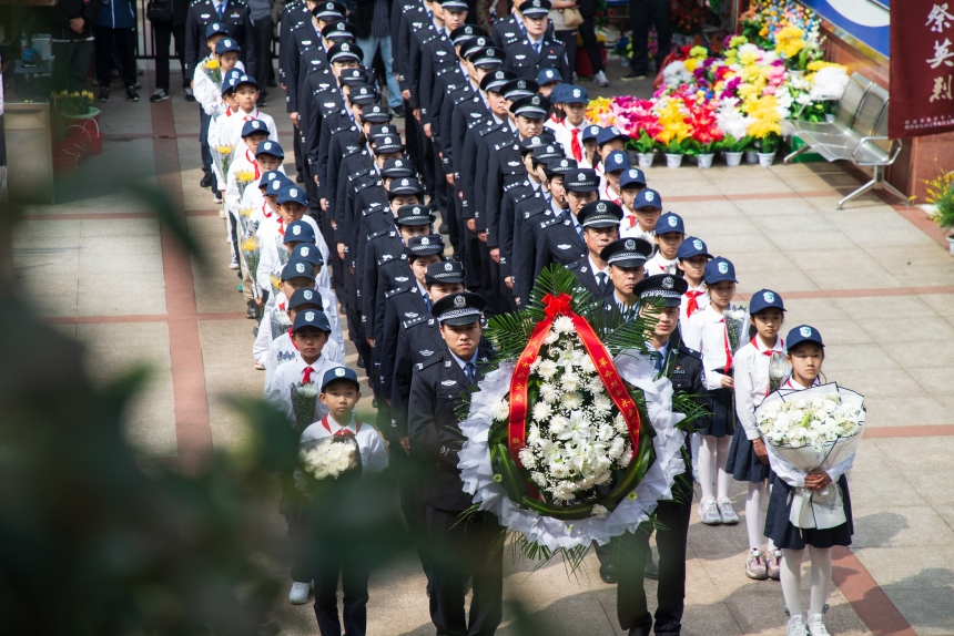 武汉公安青年多种形式祭英烈铸警魂