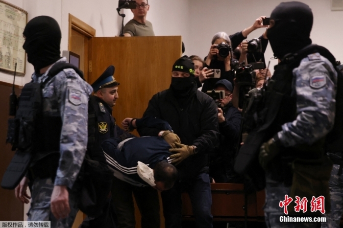 当地时间25日凌晨，俄罗斯莫斯科巴斯曼区法院批准逮捕了全部4名涉嫌直接参与莫斯科州“克罗库斯城”音乐厅恐怖袭击的人员，分别是米尔佐耶夫、拉恰巴利佐达、法里杜尼和法伊佐夫。
