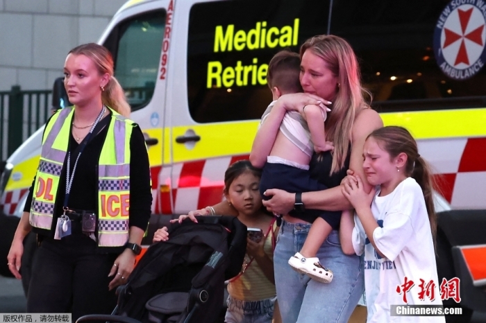 当地时间4月13日下午，澳大利亚悉尼一购物中心有人持刀行凶，致多人死伤。图为医护人员在现场群引导众。