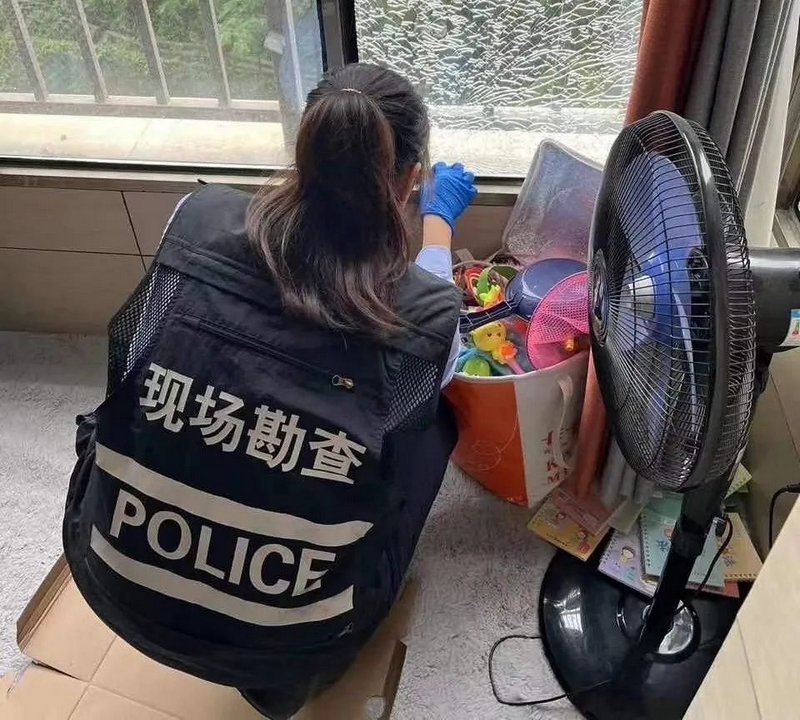 刘龄文意在现勘工作现场。