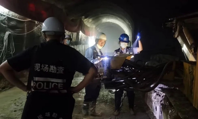 刘龄文意在现勘工作现场。