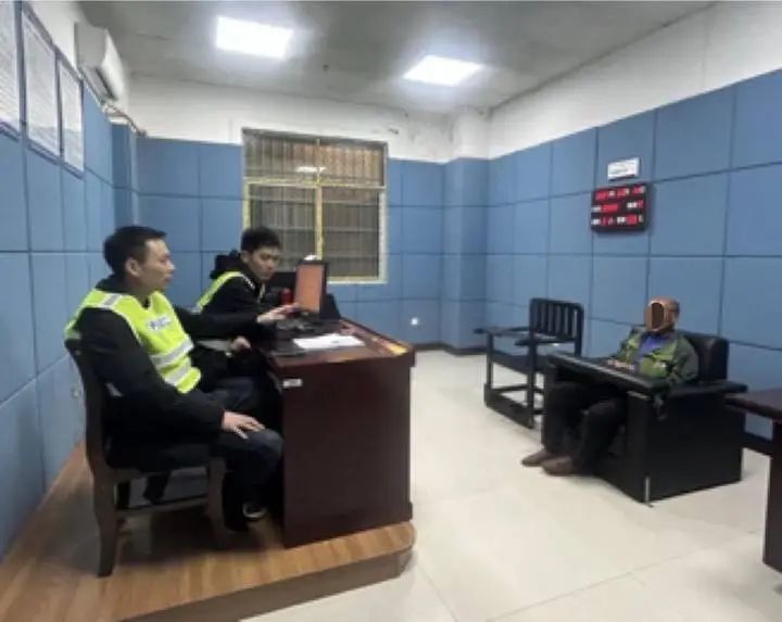 审讯犯罪嫌疑人。萧山公安供图