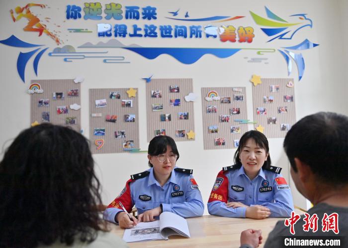 吉林白山：“木兰警务团”为辖区居民解“心事”