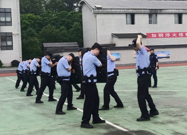 民警警务技能实战大练兵现场。重庆市九龙监狱供图