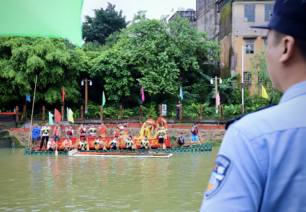 民警护航闹龙舟现场。